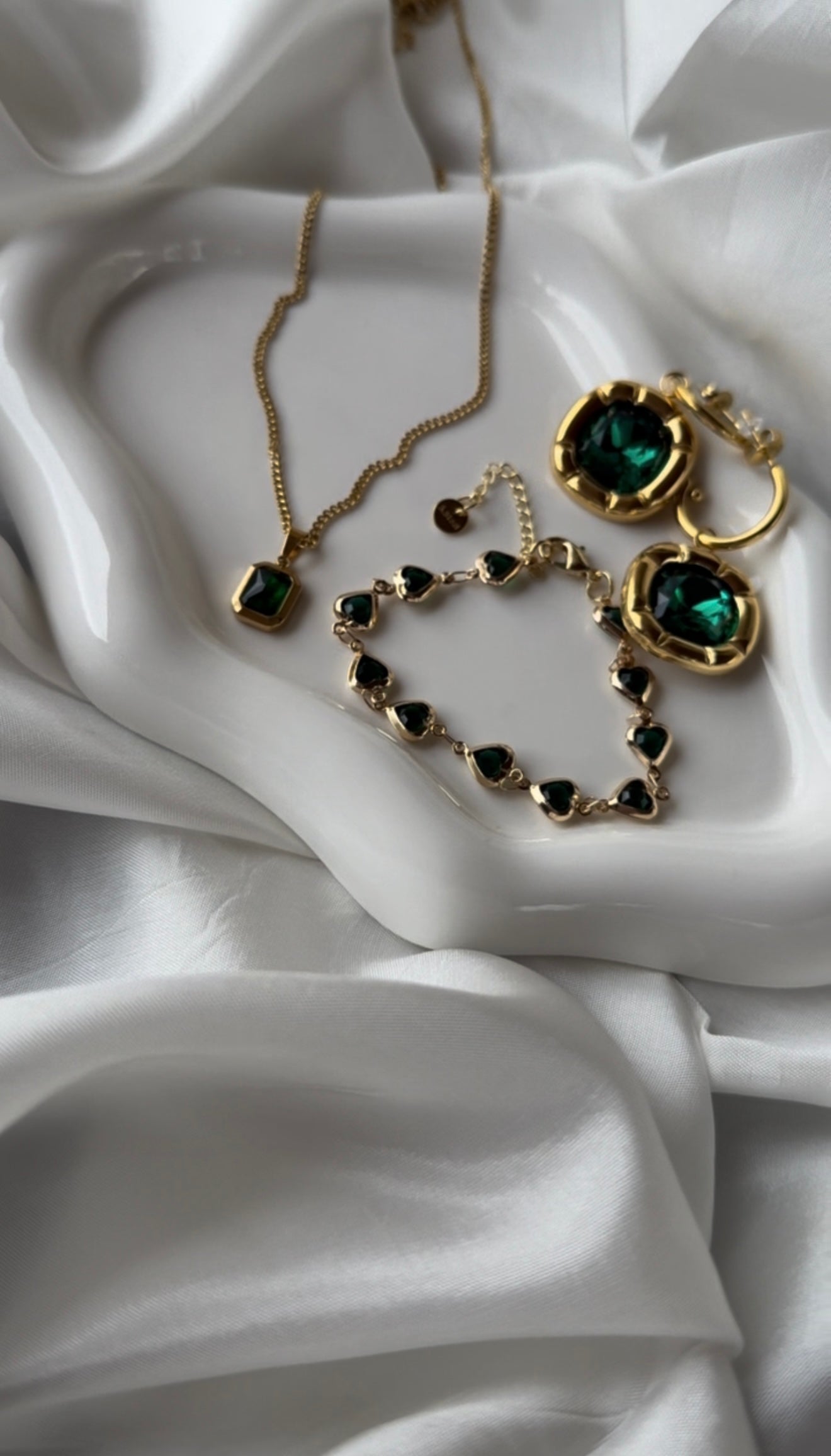 ✨ Κολιέ από ατσάλι με σκούρο πράσινο κρύσταλλό ✨